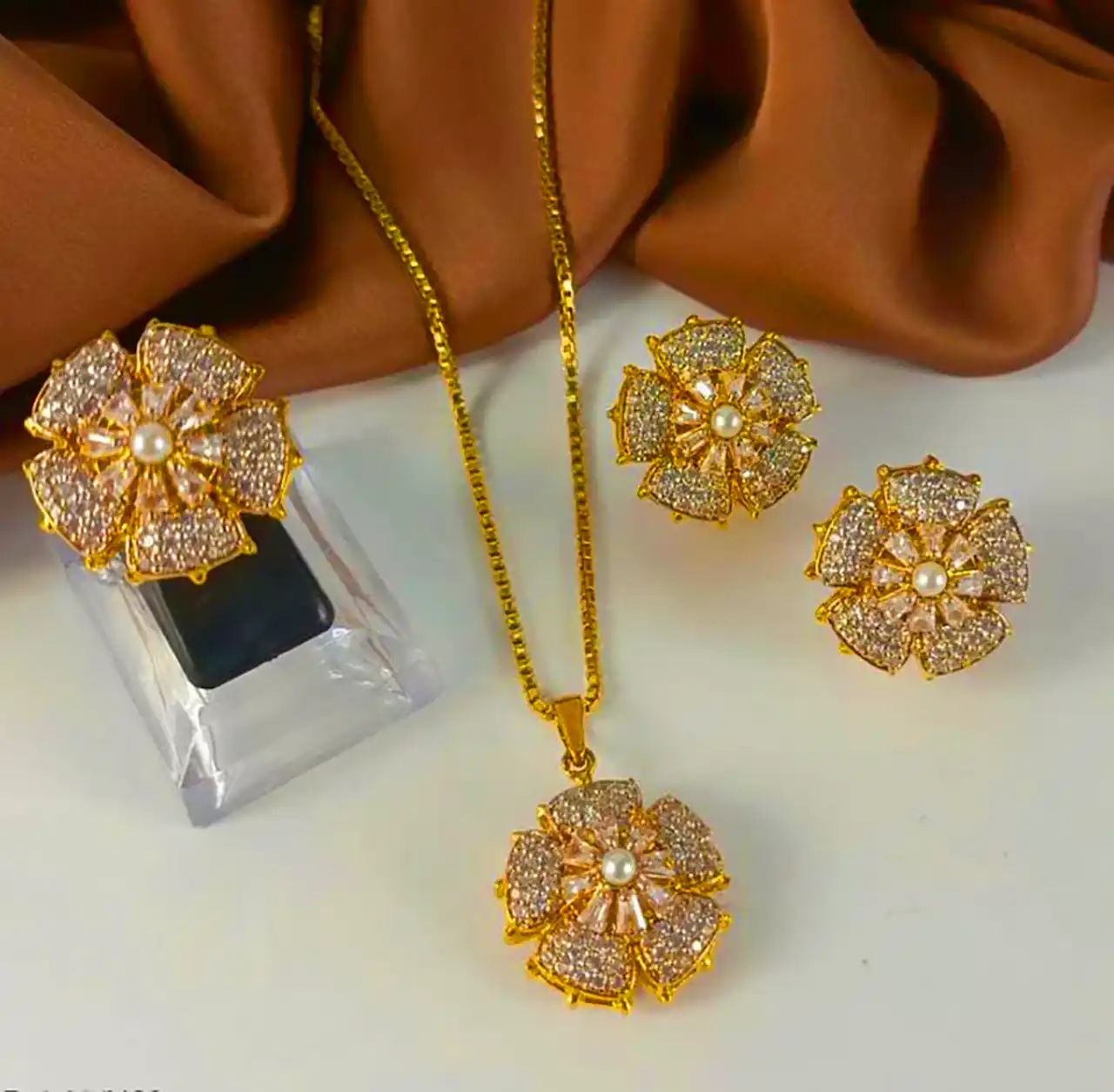 ست گردنبند و گوشواره شیک طلا