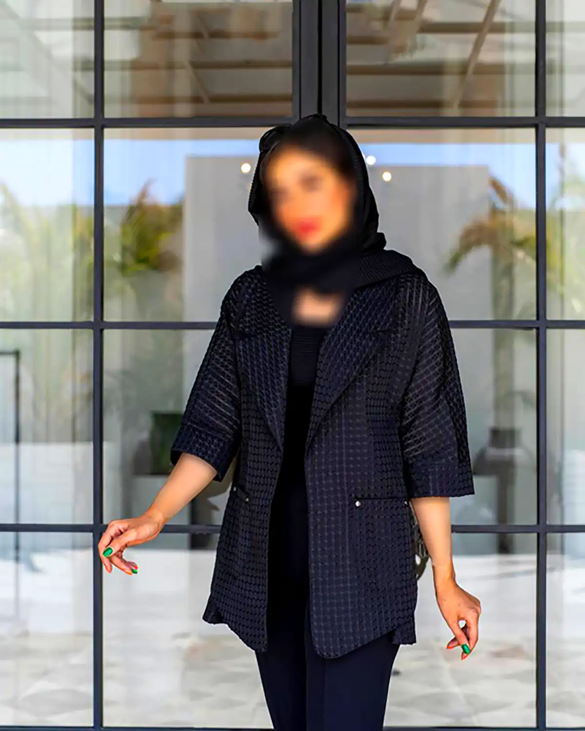 تیپ زنانه با رنگ مشکی مینیمال