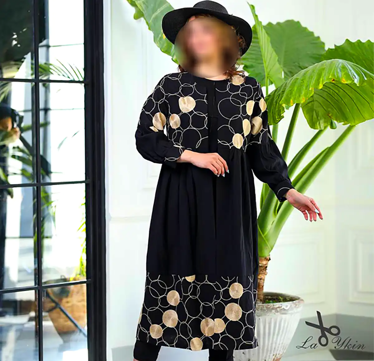 تیپ زنانه با رنگ مشکی مینیمال