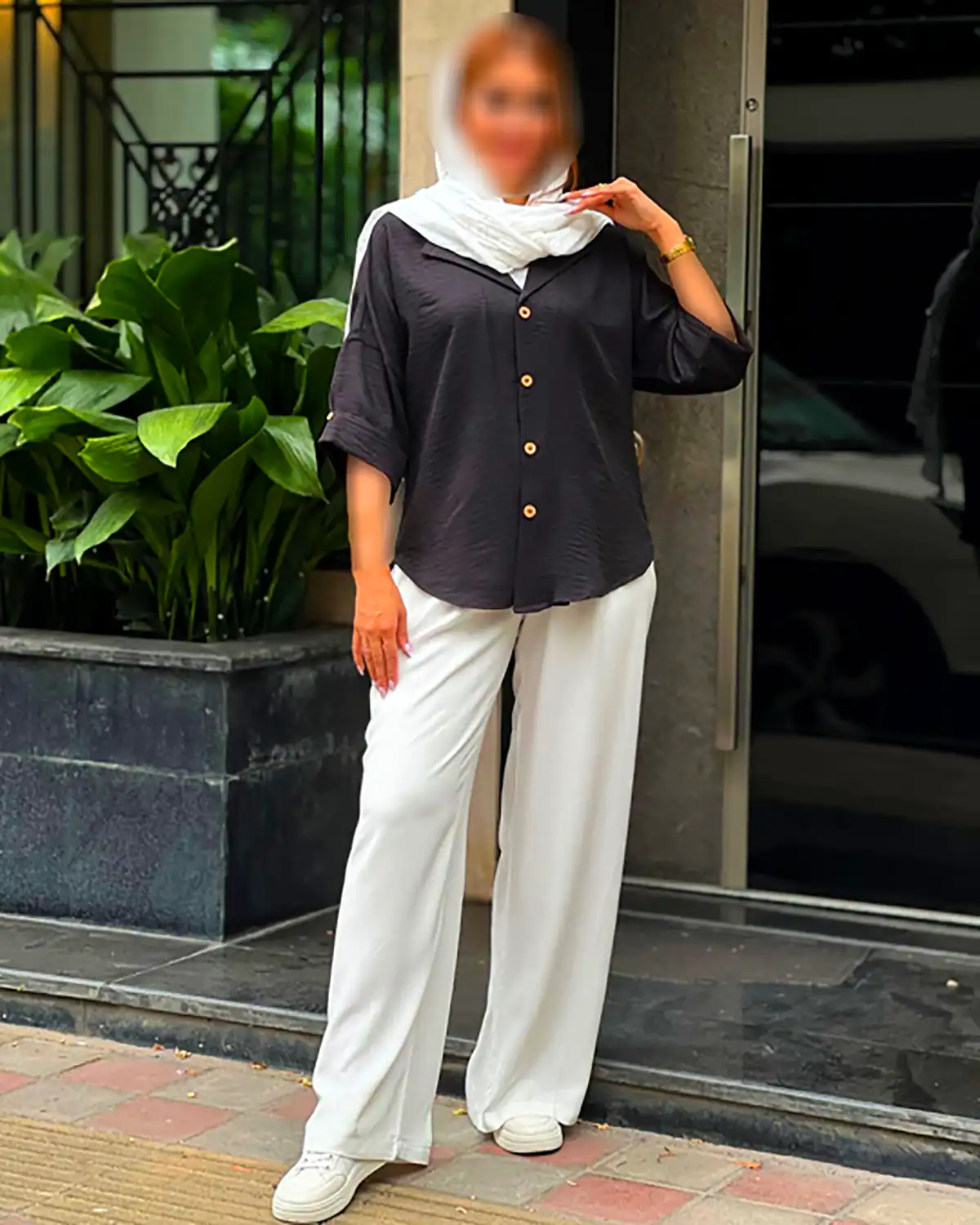 تیپ زنانه با رنگ مشکی مینیمال