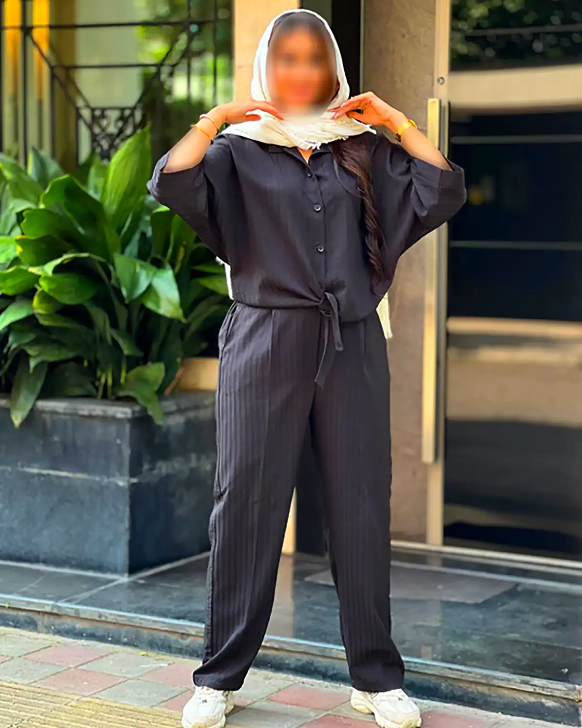 تیپ زنانه با رنگ مشکی مینیمال