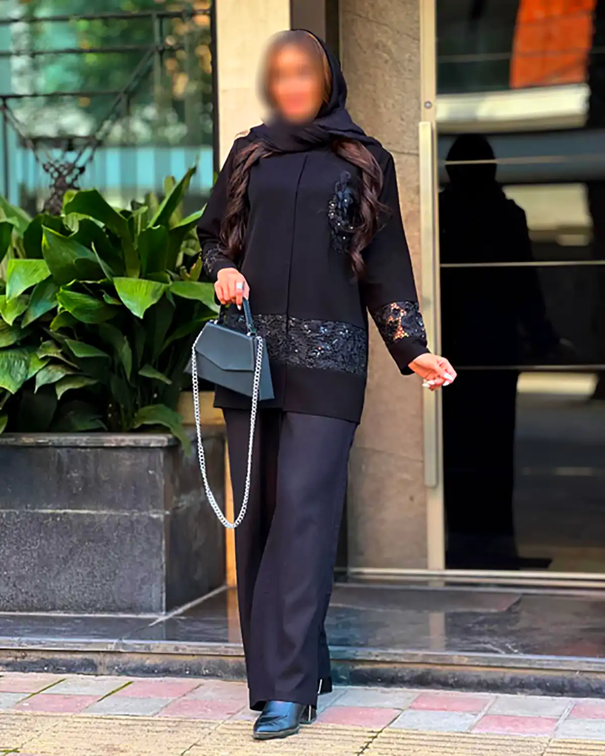 تیپ زنانه با رنگ مشکی مینیمال