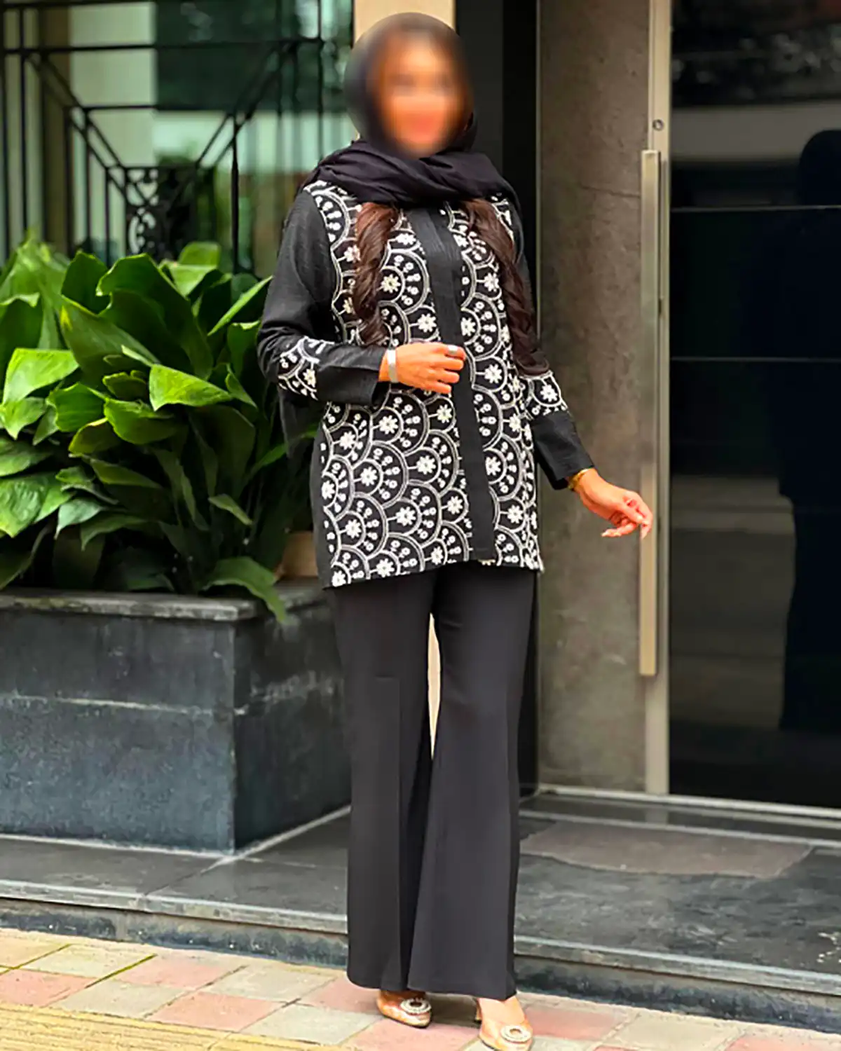 تیپ زنانه با رنگ مشکی مینیمال