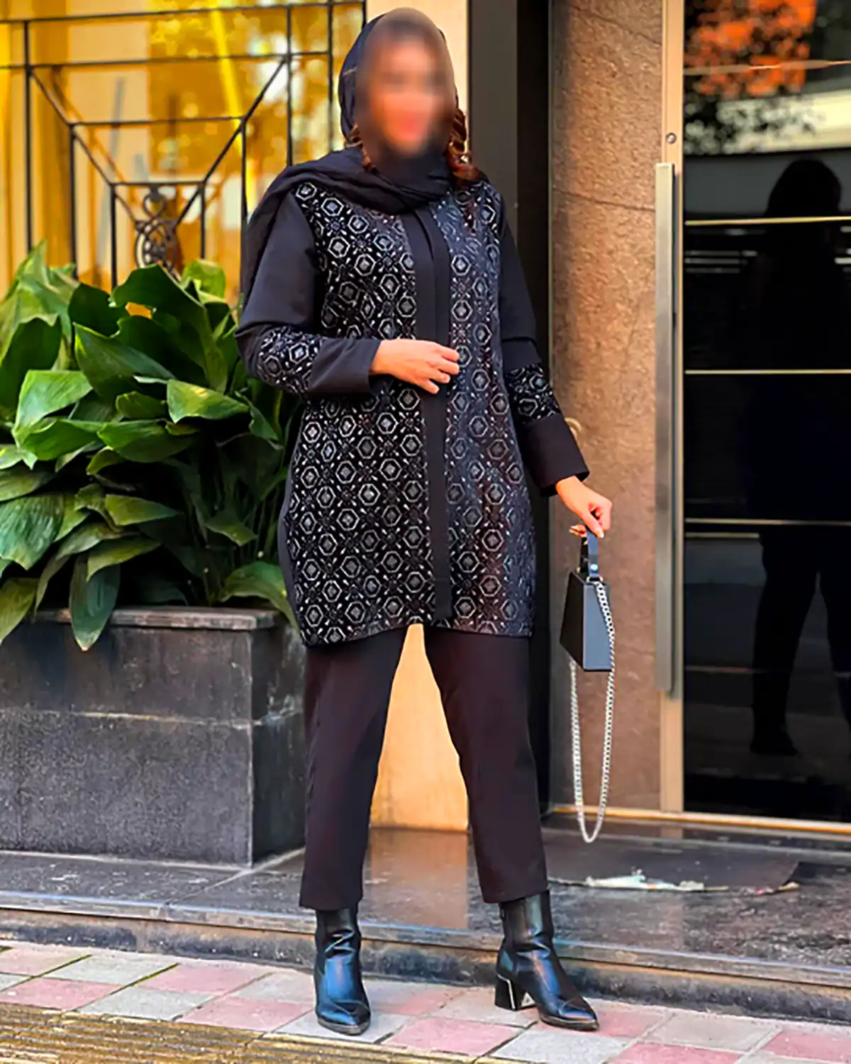 تیپ زنانه با رنگ مشکی مینیمال