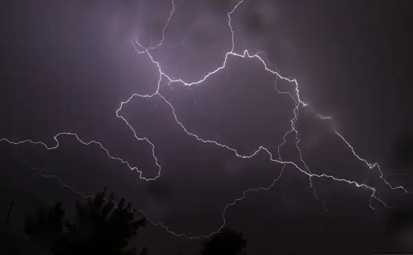 تعبیر خواب ابر سیاه و رعد و برق + برای زن متاهل و باردار و دختر مجرد و از دید مولف