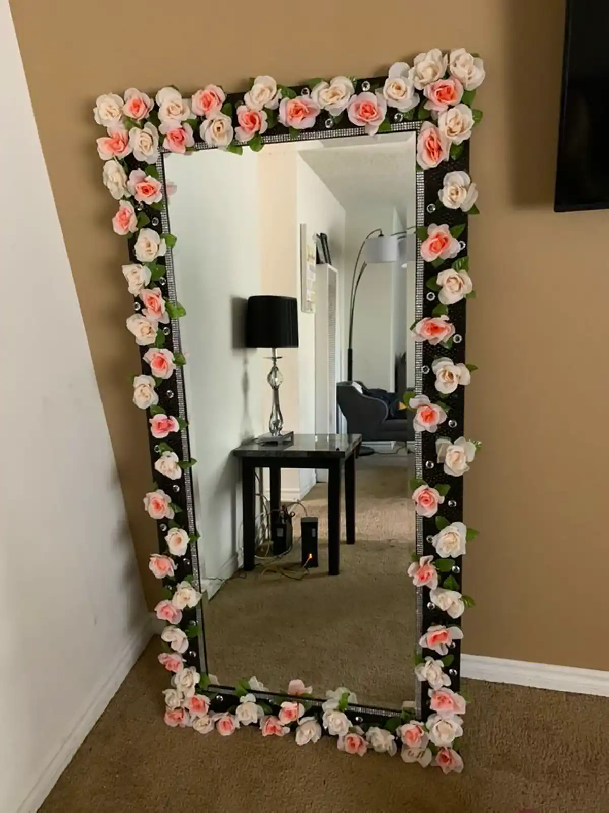 آینه با قاب گل