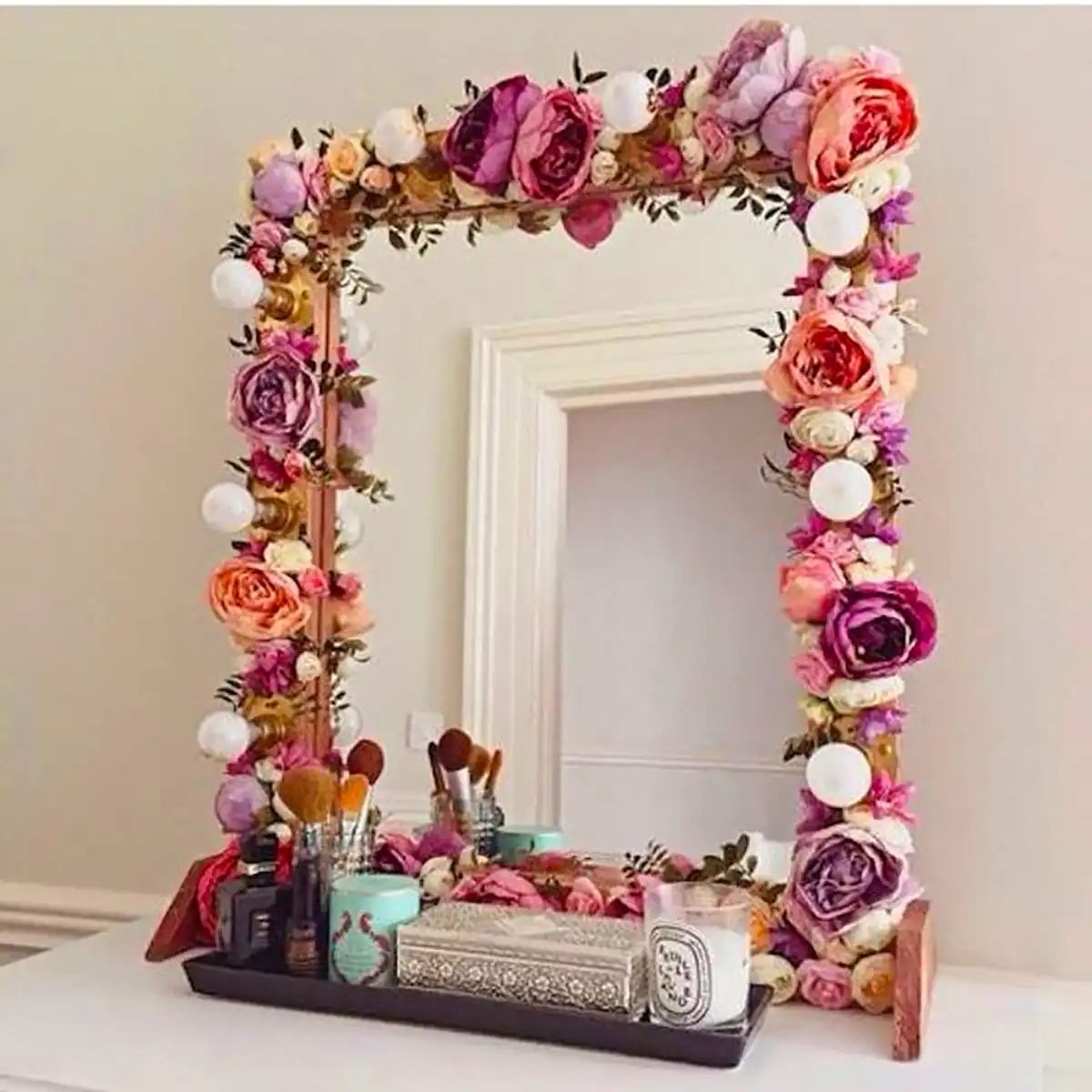 آینه با قاب گل