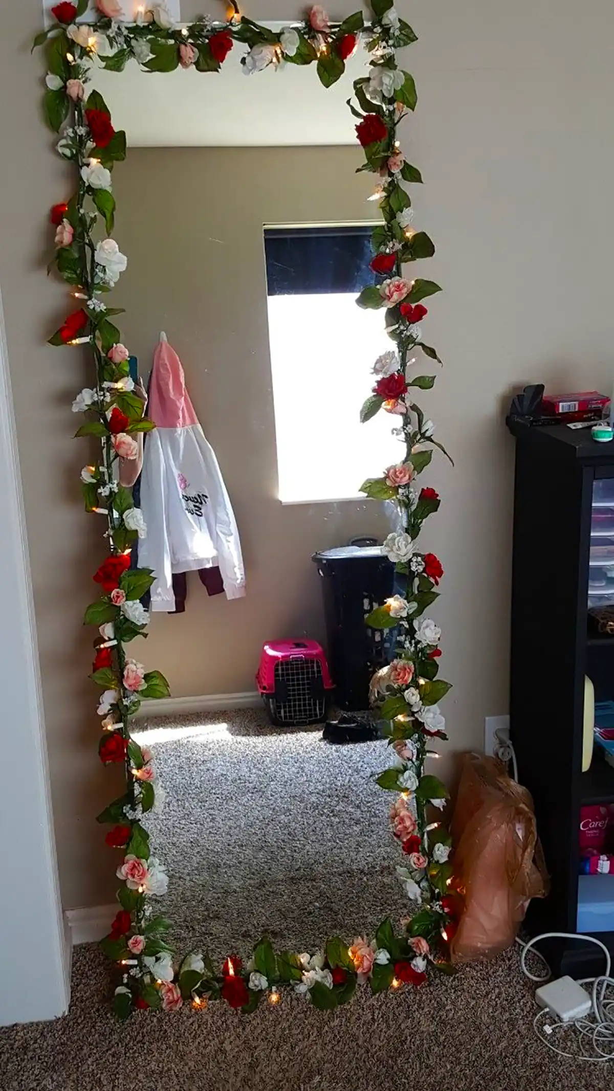 آینه با قاب گل