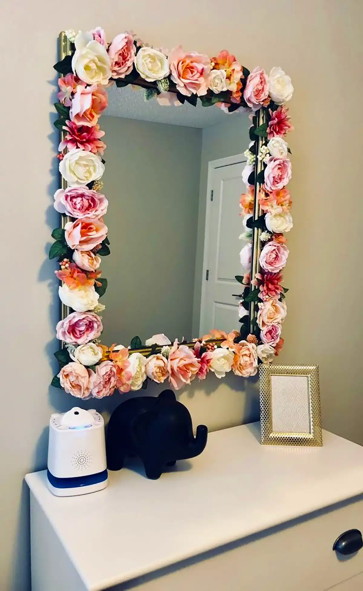 آینه با قاب گل