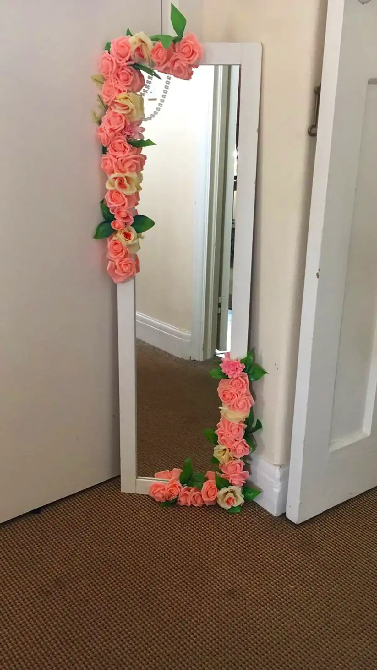 آینه با قاب گل