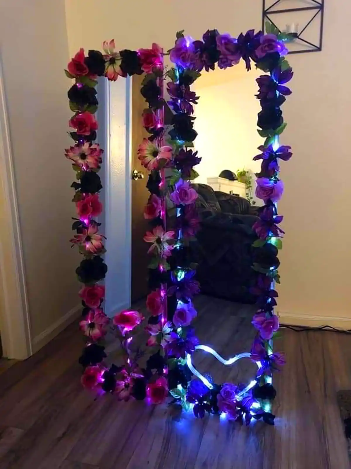 آینه با قاب گل