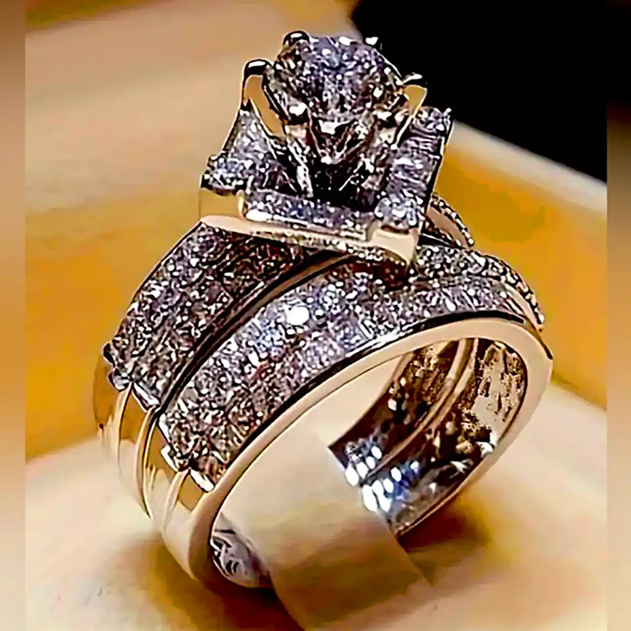 انگشتر لاکچری با نگین درشت