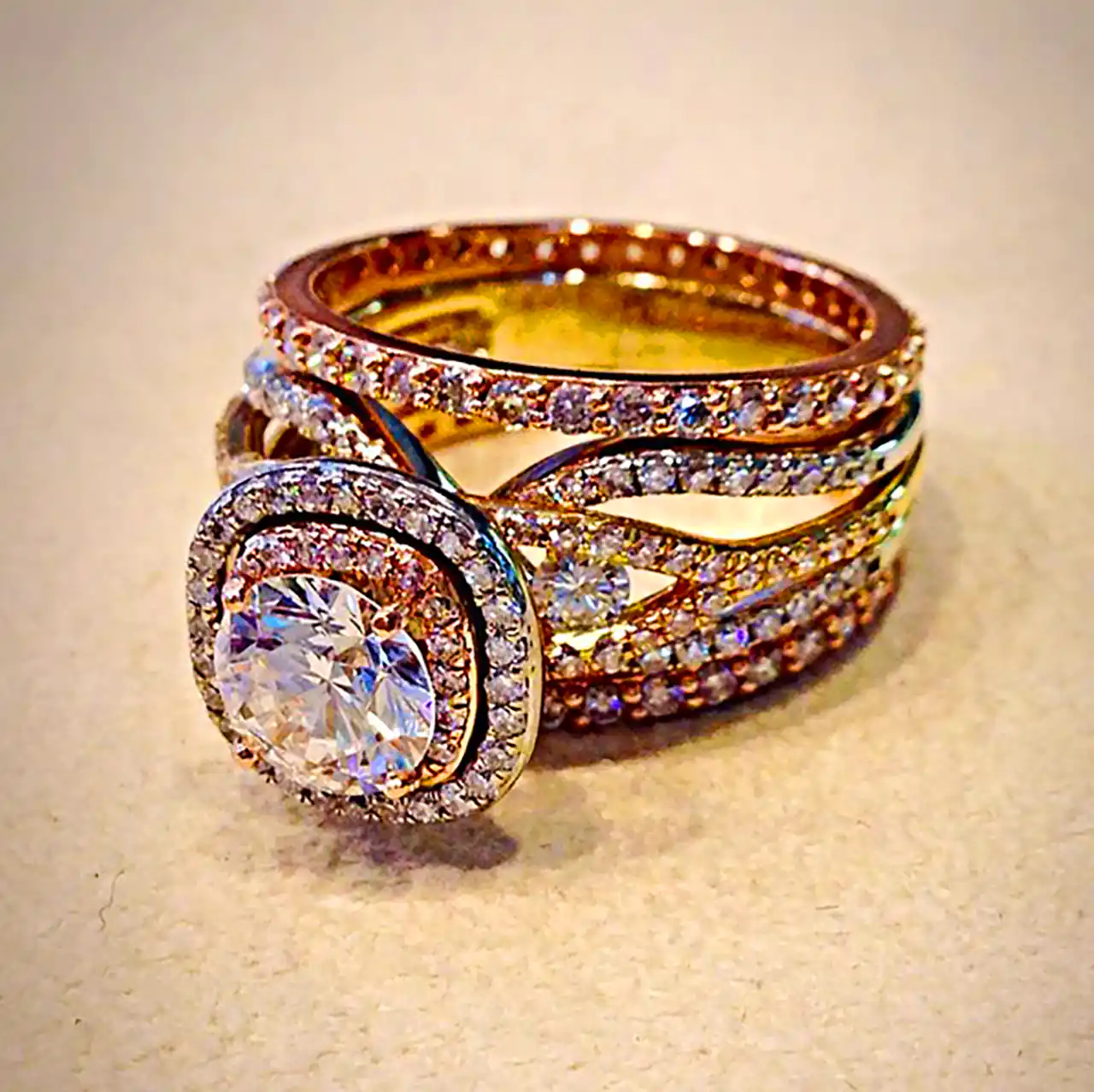 انگشتر لاکچری با نگین درشت