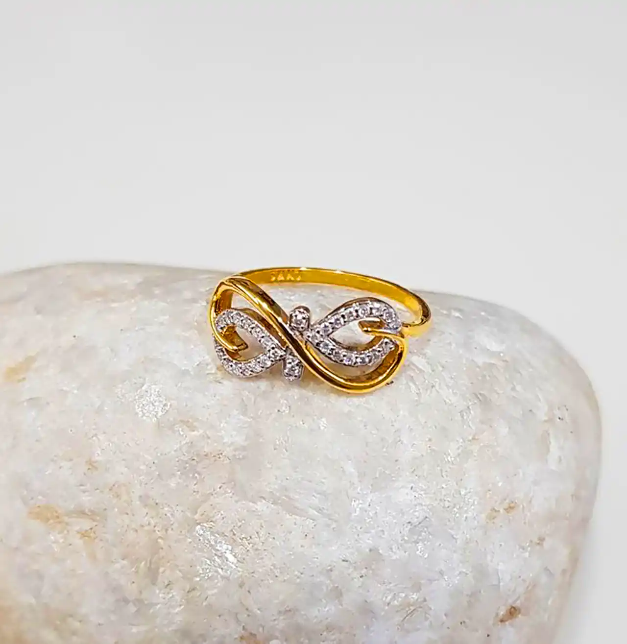 انگشتر طلا با نگین شیک