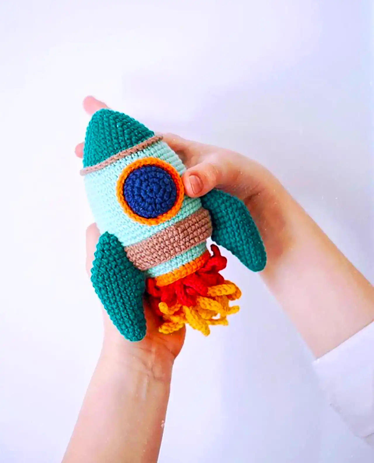 عروسک موشک بافتنی