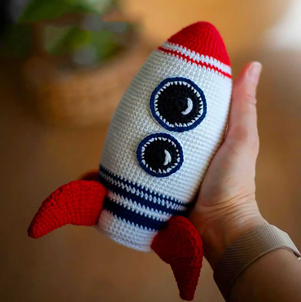 عروسک موشک بافتنی