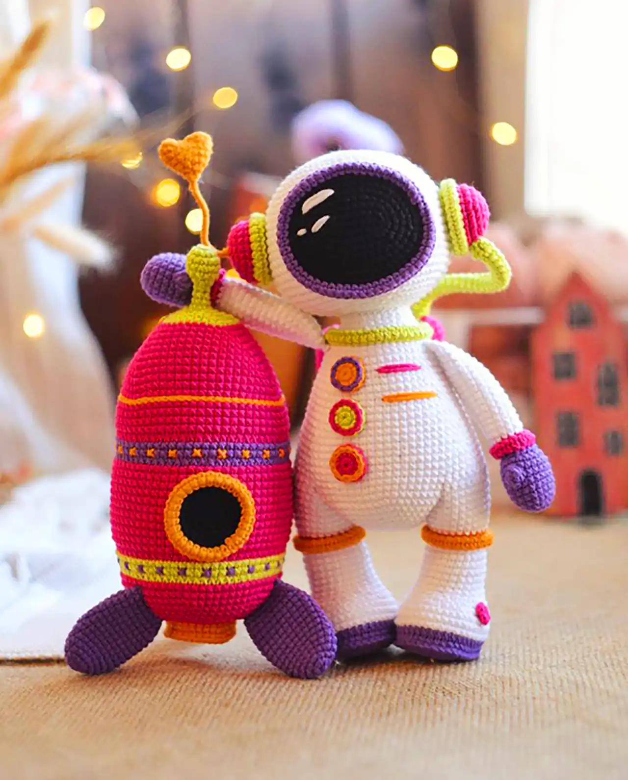 عروسک موشک بافتنی