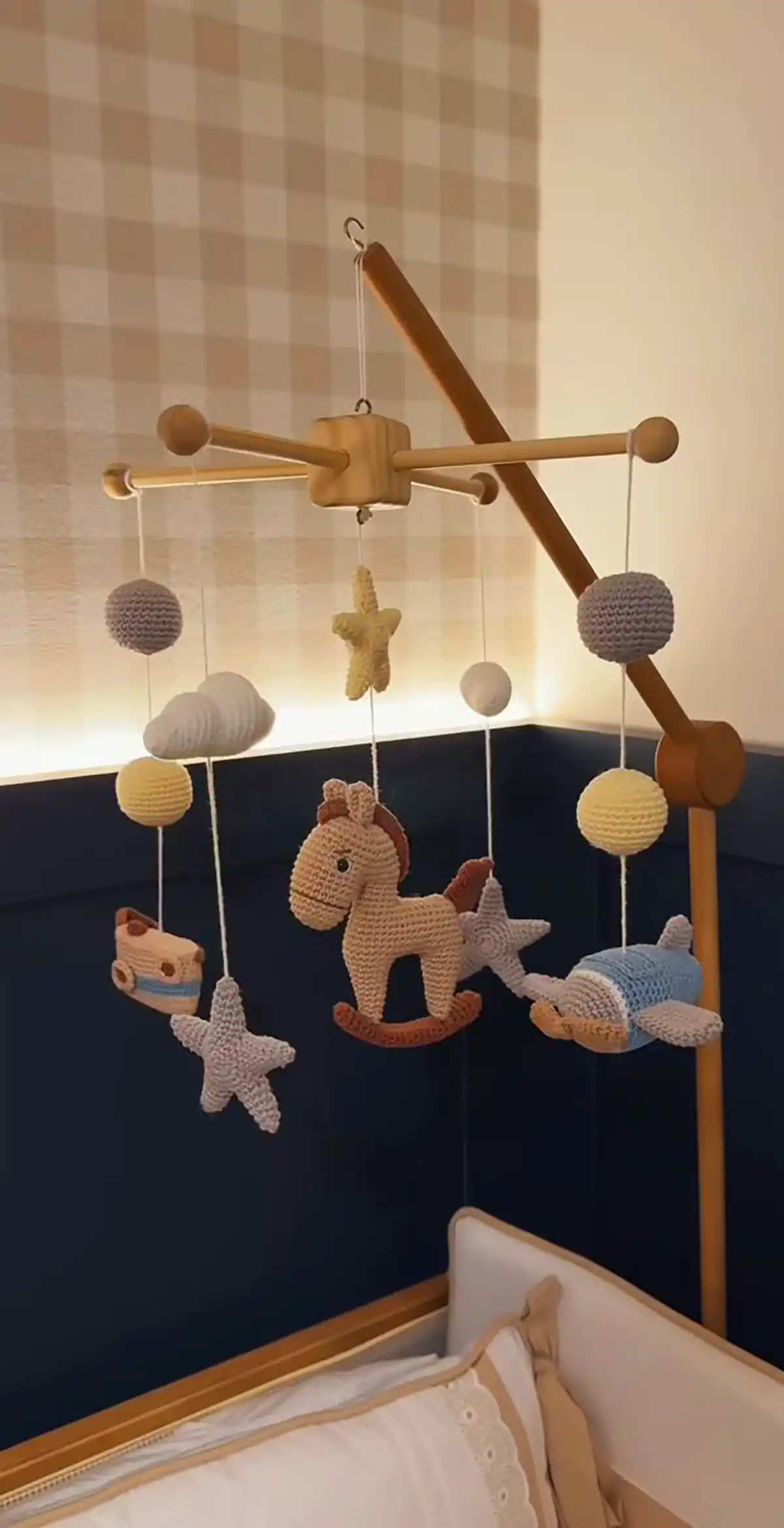 آویز بالا تخت نوزادی