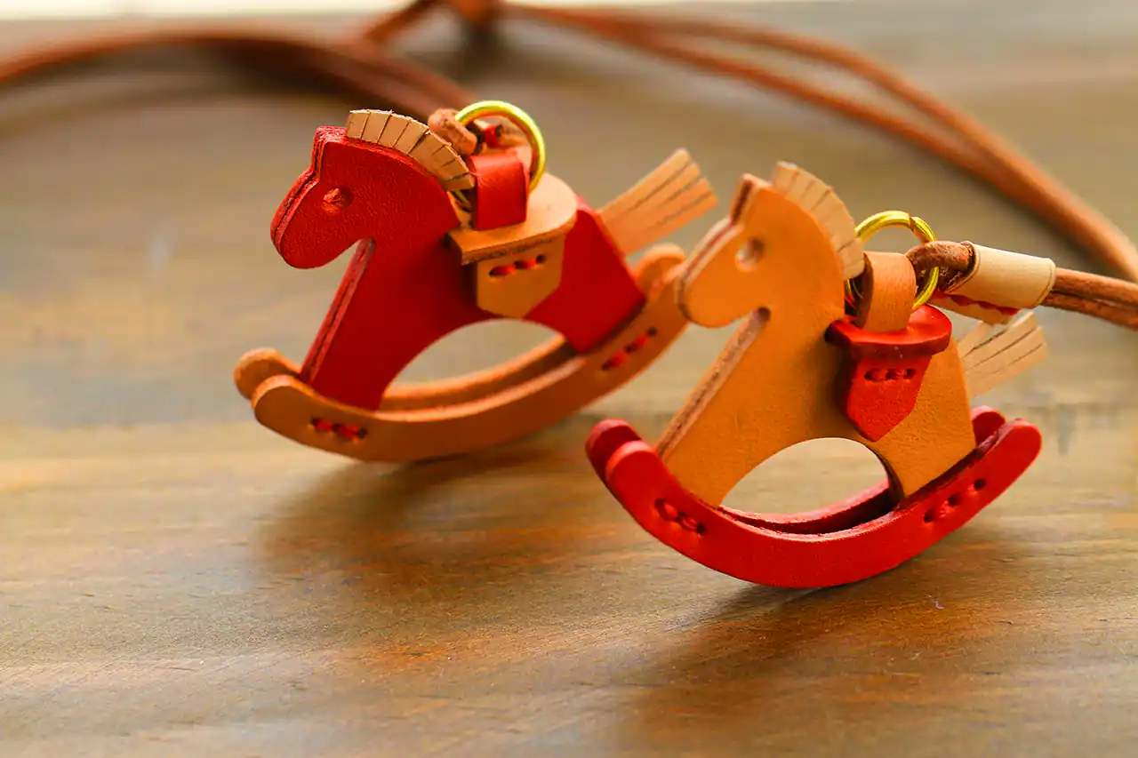 آویز چرمی دست دوز