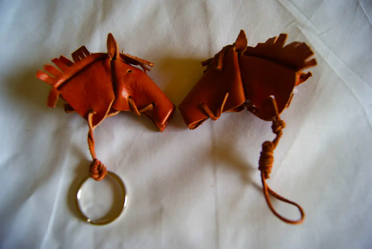 آویز چرمی دست دوز