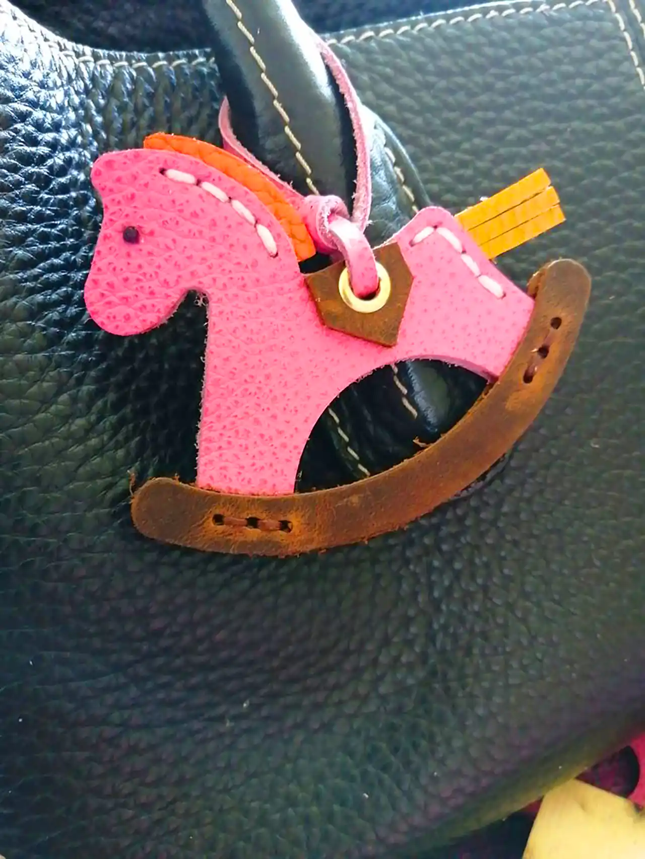 آویز چرمی دست دوز