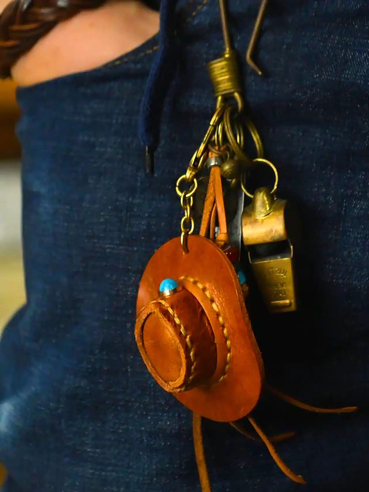 آویز چرمی دست دوز