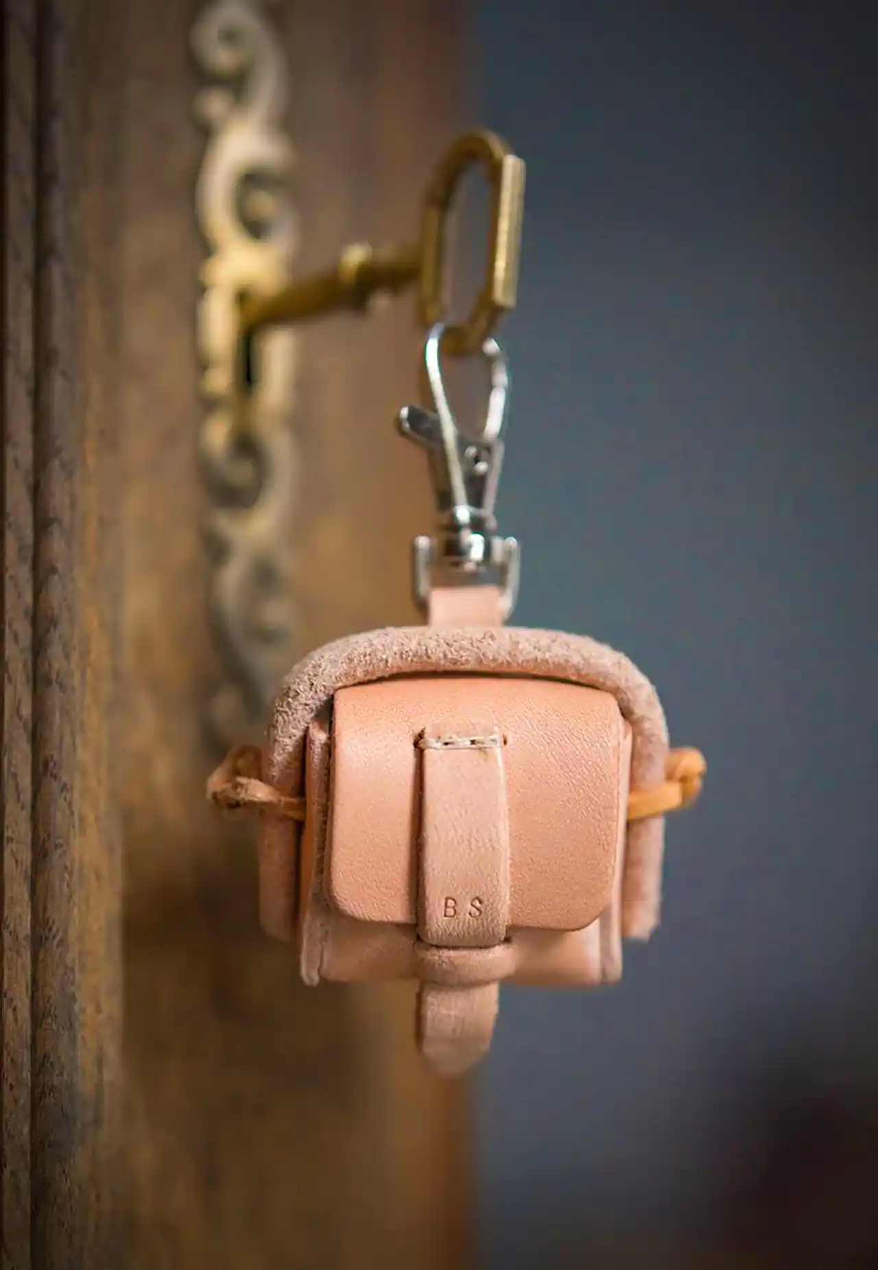 آویز چرمی دست دوز