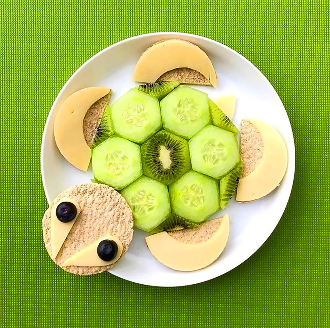 بشقاب تزئین شده برای میانوعده کودکان 