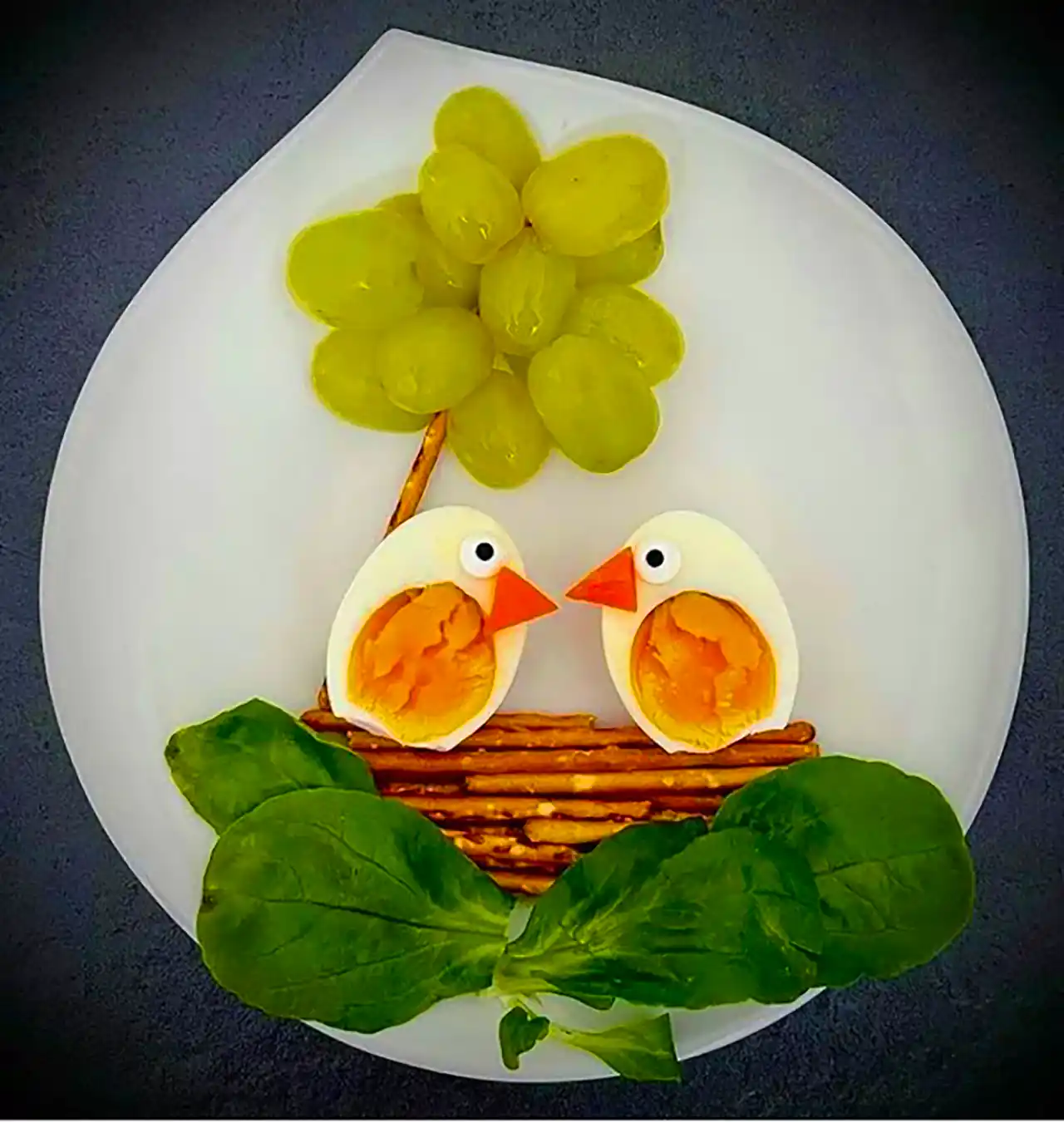 بشقاب تزئین شده برای میانوعده کودکان 