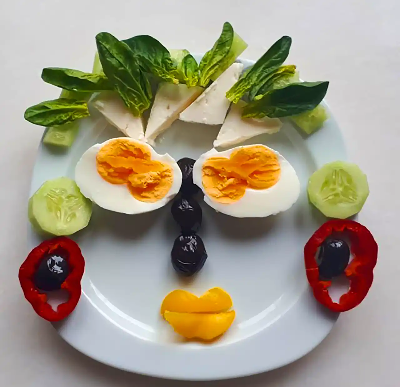 بشقاب تزئین شده برای میانوعده کودکان 