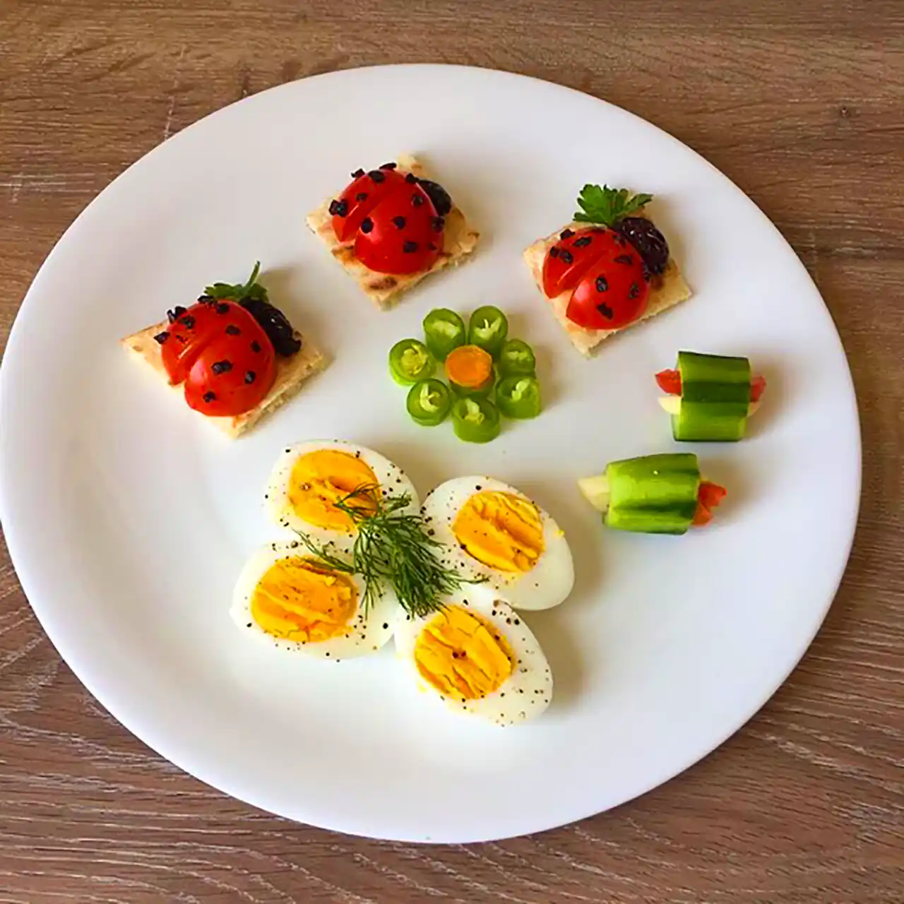 بشقاب تزئین شده برای میانوعده کودکان 