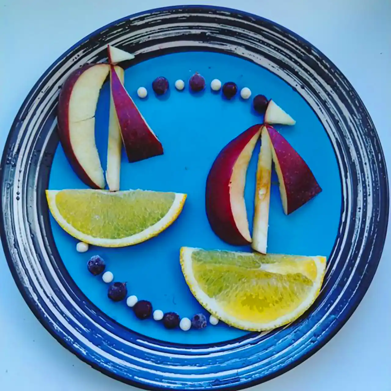 بشقاب تزئین شده برای میانوعده کودکان 