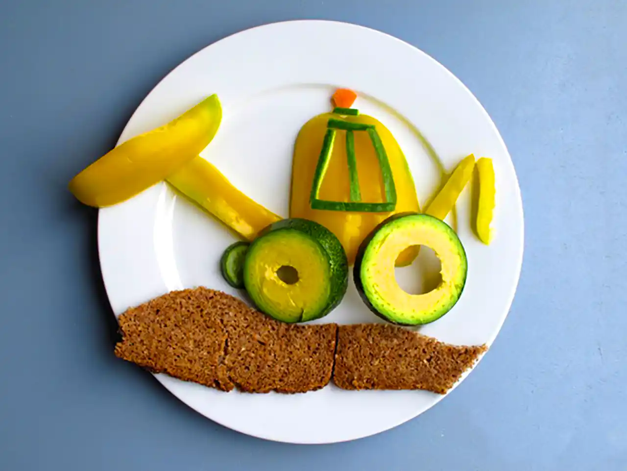 بشقاب تزئین شده برای میانوعده کودکان 