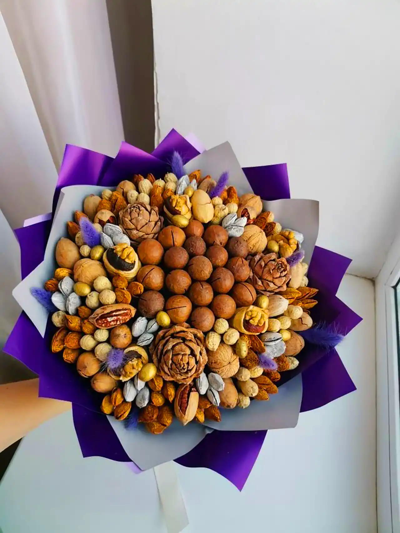 دسته گل سوپرایزی با آجیل