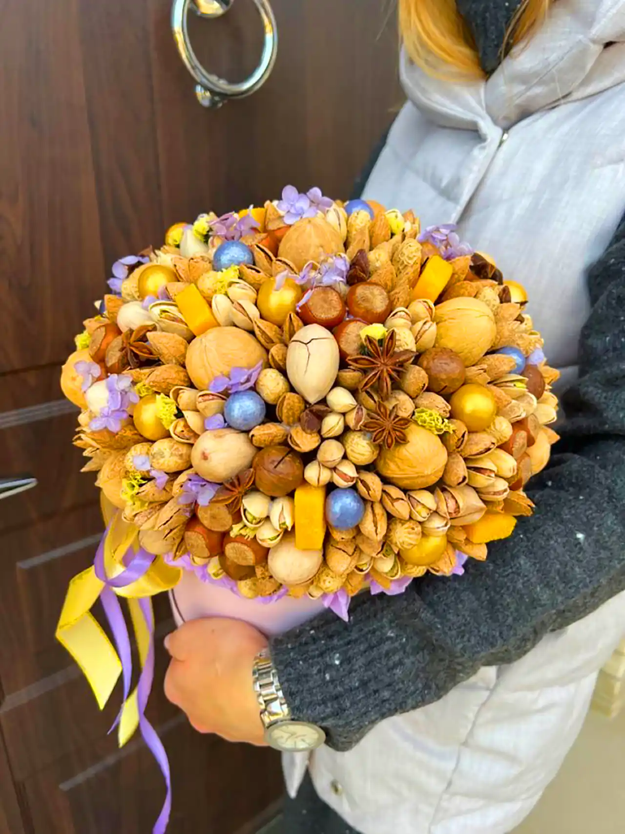 دسته گل سوپرایزی با آجیل