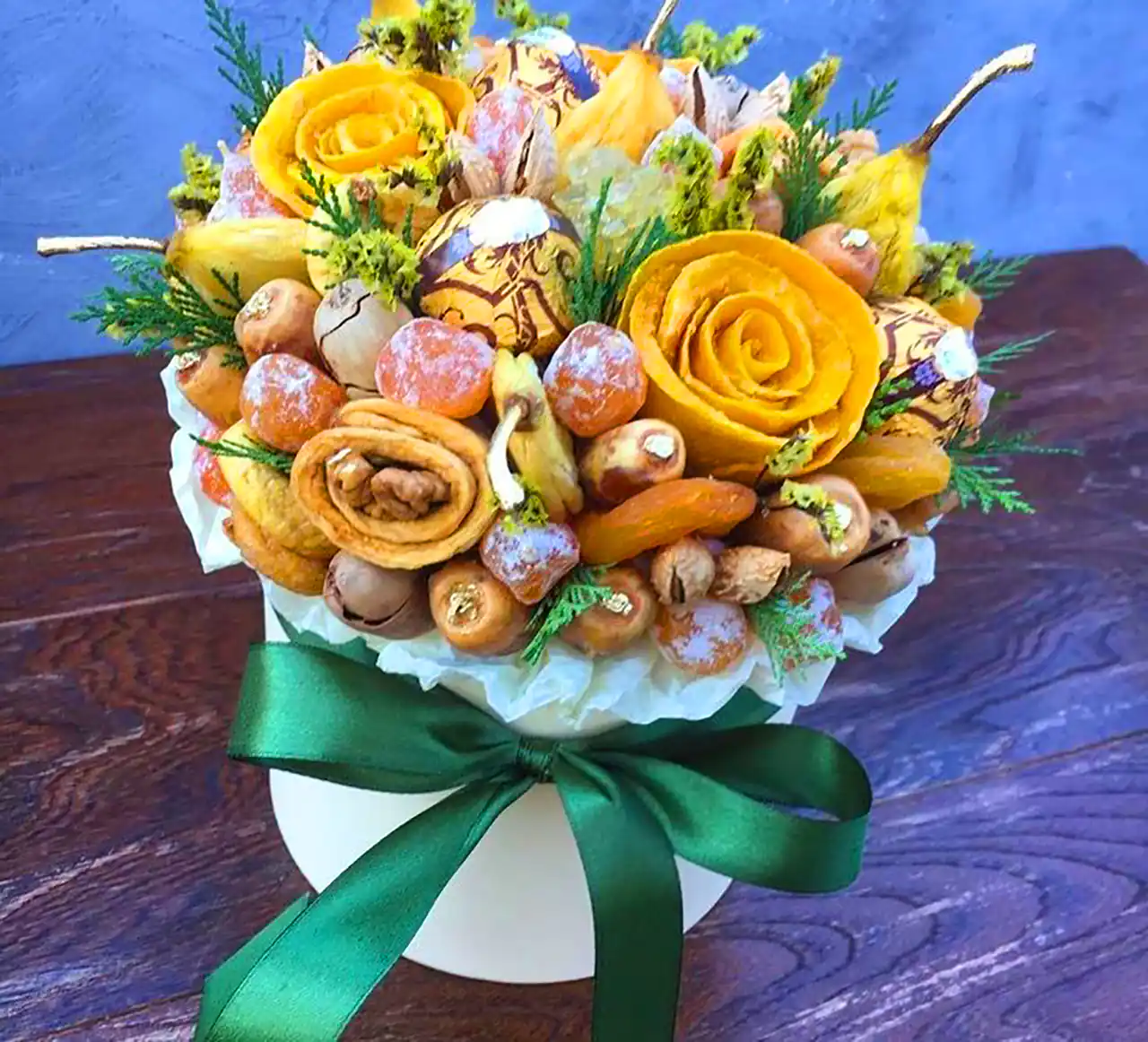 دسته گل سوپرایزی با آجیل