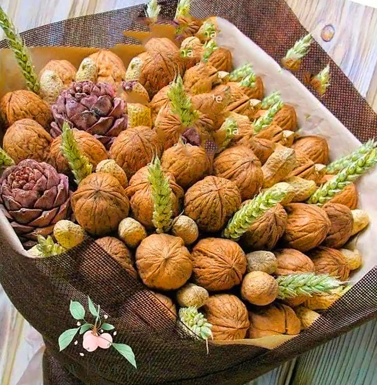 دسته گل سوپرایزی با آجیل