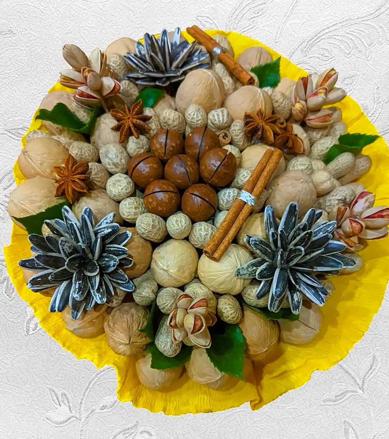 دسته گل سوپرایزی با آجیل