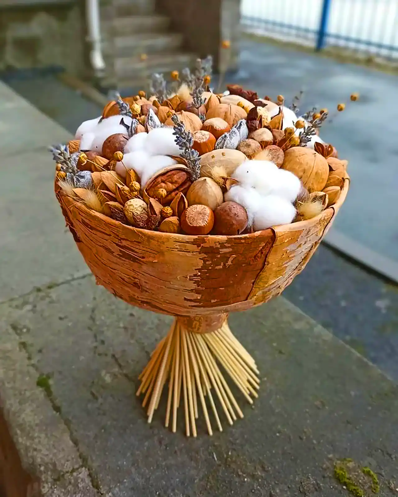 دسته گل سوپرایزی با آجیل