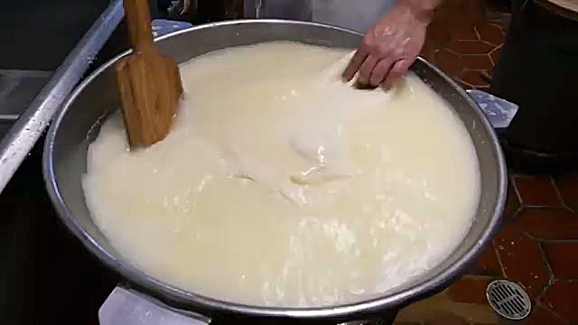 تهیه ساندویچ آمریکایی با پنیر کش‌دار موزارلا در خیابان