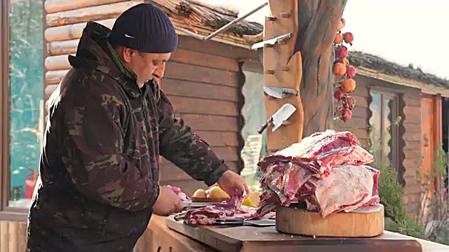 طرز تهیه کباب دنده گاو به سبک آسادو در دل طبیعت