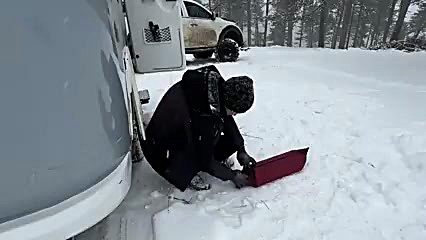 فیلم کمپینگ در برف؛ کباب کردن غذا در سرمای شدید زمستان