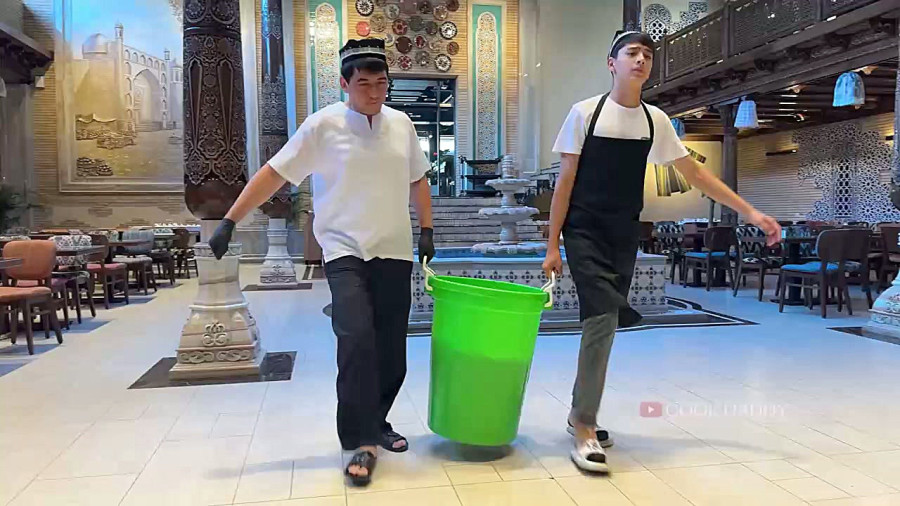 پخت روزانه ۵۰۰ کیلوگرم پلو برای ۱۰ هزار نفر در ازبکستان