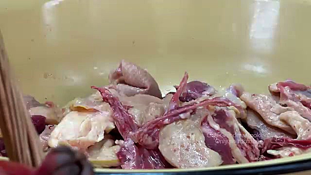 پخت غذای سنتی با غاز و نان تازه در روستای آذربایجان