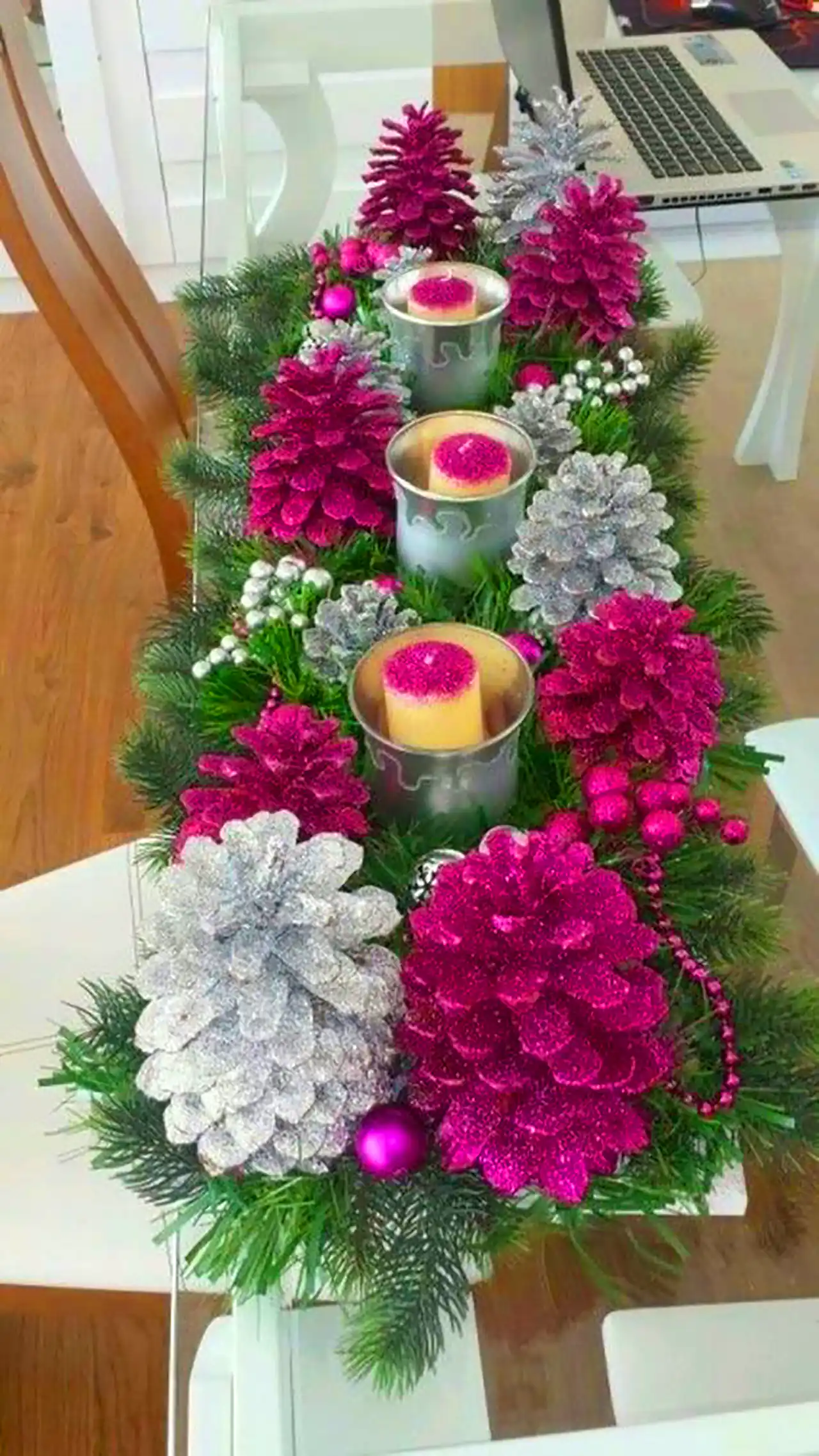 دکوری زیبا با میوه کاج