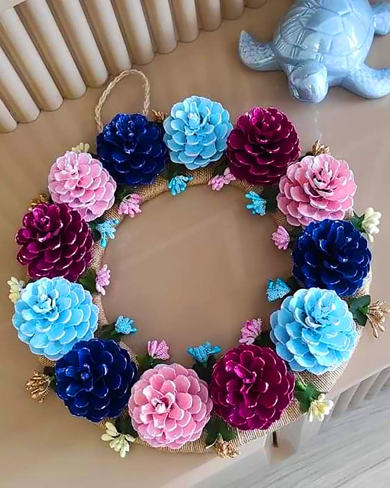 دکوری زیبا با میوه کاج