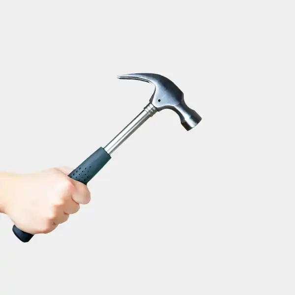 تعبیر خواب دیدن چکش + برای زن متاهل و باردار و دختر مجرد و از دید مولف