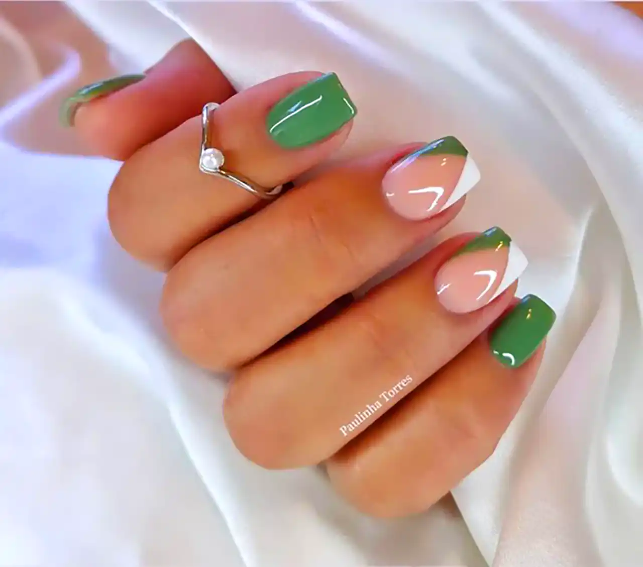 دیزاین ناخن سبز انتزاعی 