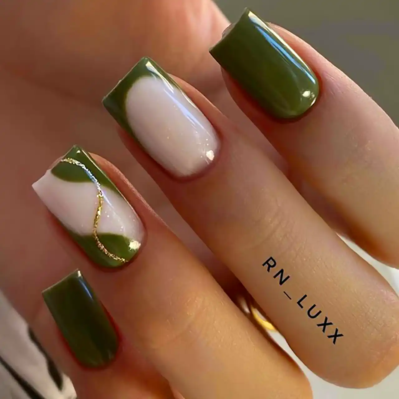 دیزاین ناخن سبز انتزاعی 