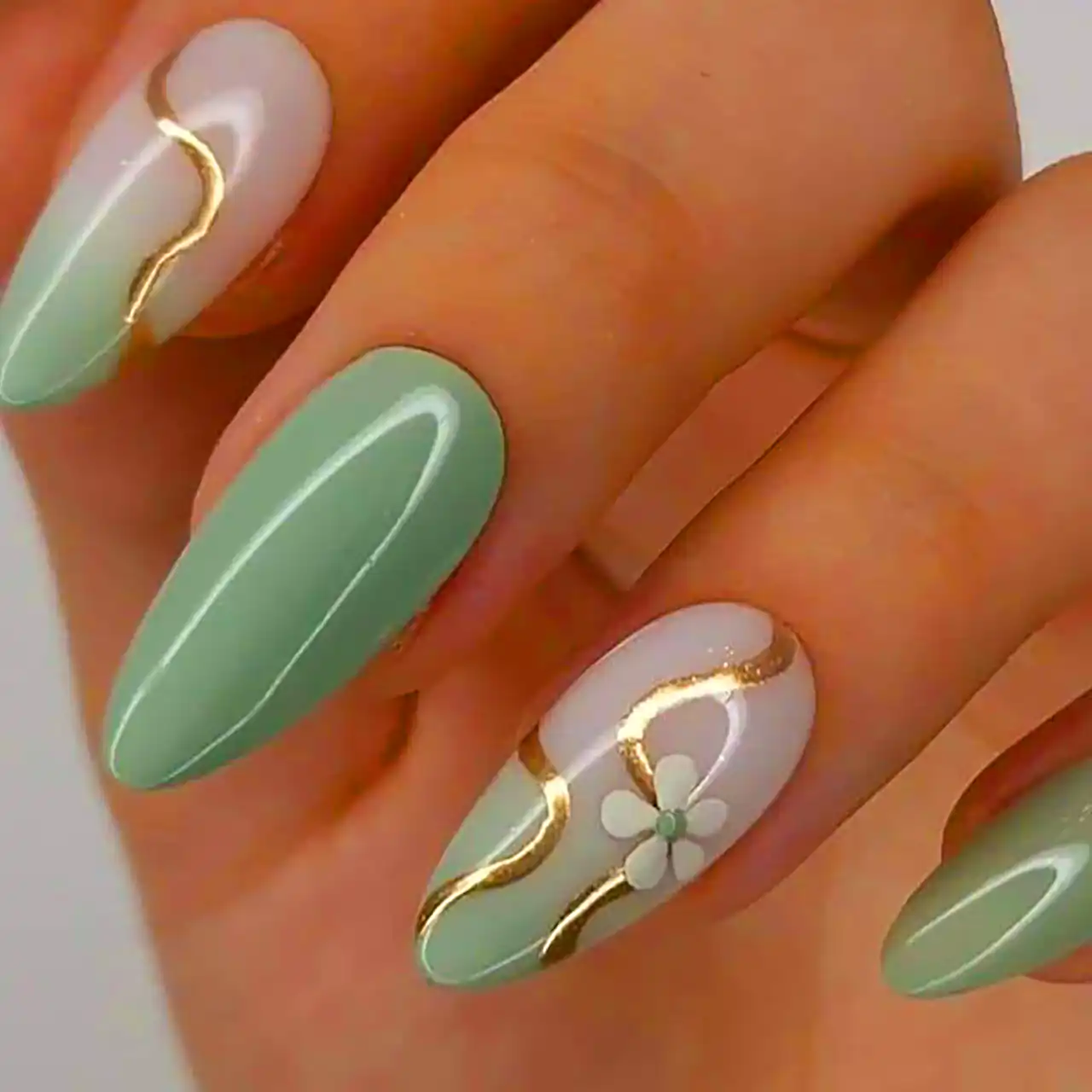 دیزاین ناخن سبز انتزاعی 